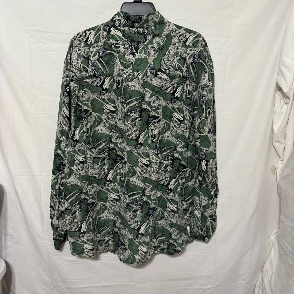 Chiamare 100% silk shirt in a green and white abstract pattern. - Picture 5 of 14